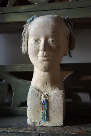 Tête sur socle allongé