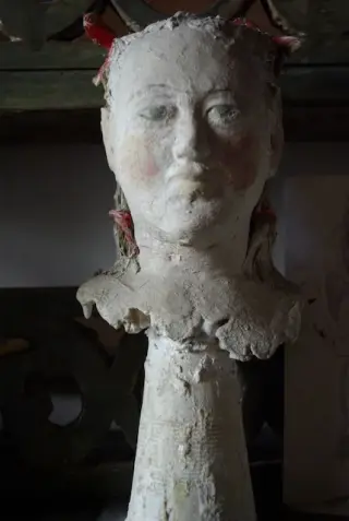 Tête au col découpé