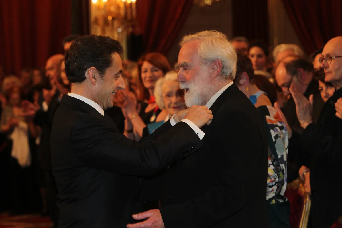 Nicolas Sarkozy presents the insignia of Officer of the National Order of Merit to Pierre Carron. 9 March 2011. Pascal Segrette, © Présidence de la République.