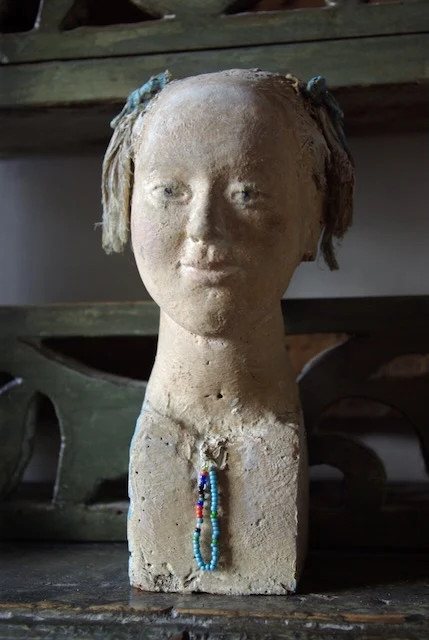 Head on an elongated base